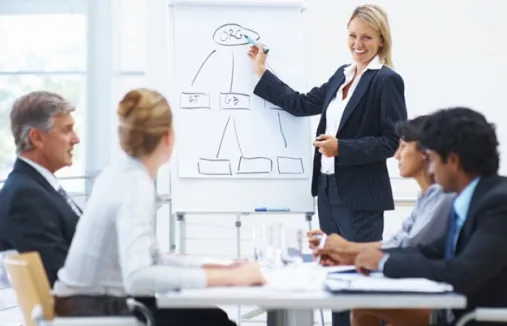 Consultora presentando un diagnóstico a un equipo directivo