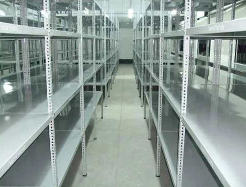 Pasillo de estanterías metálicas instaladas para archivo